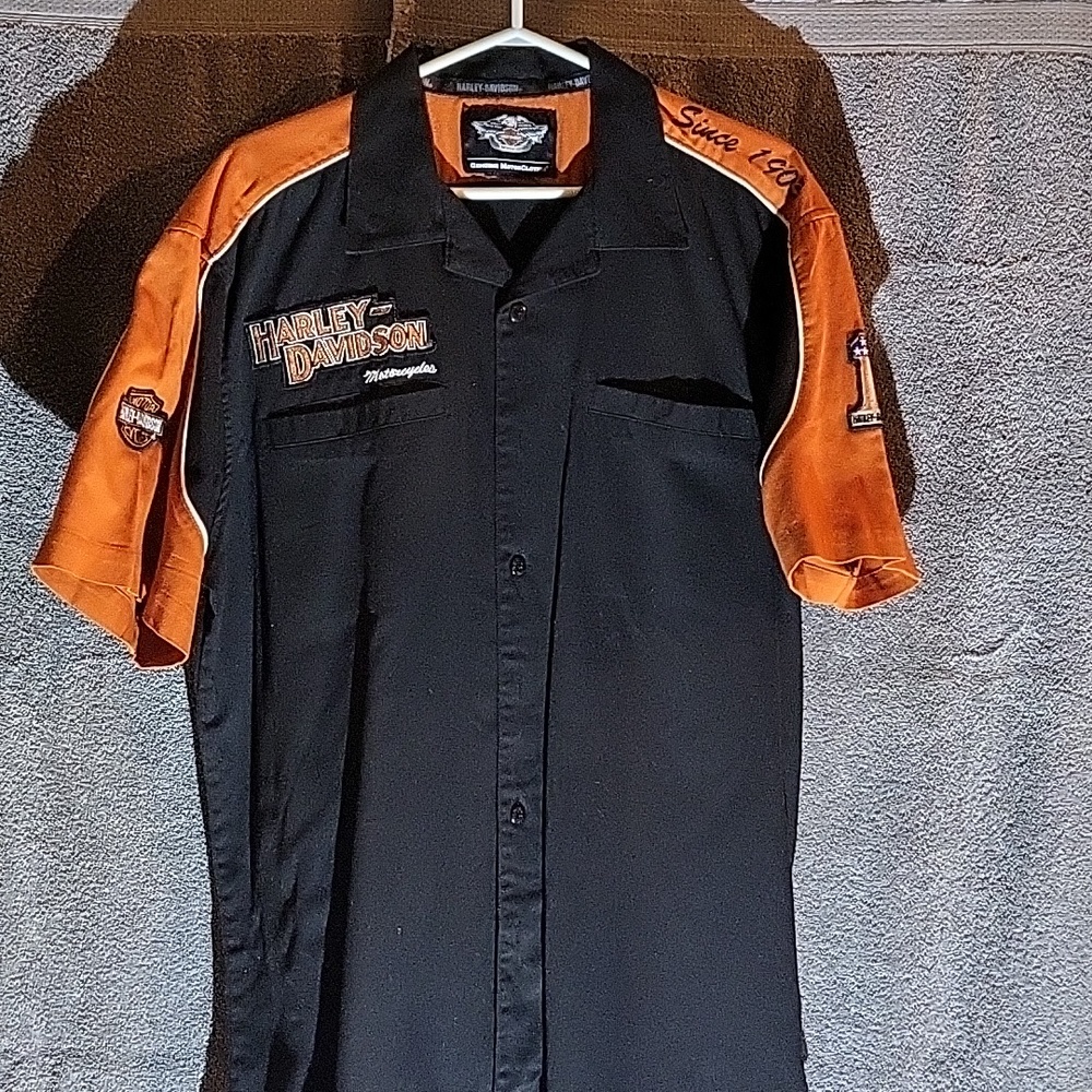 Mens button up Harley Davidson shirt.